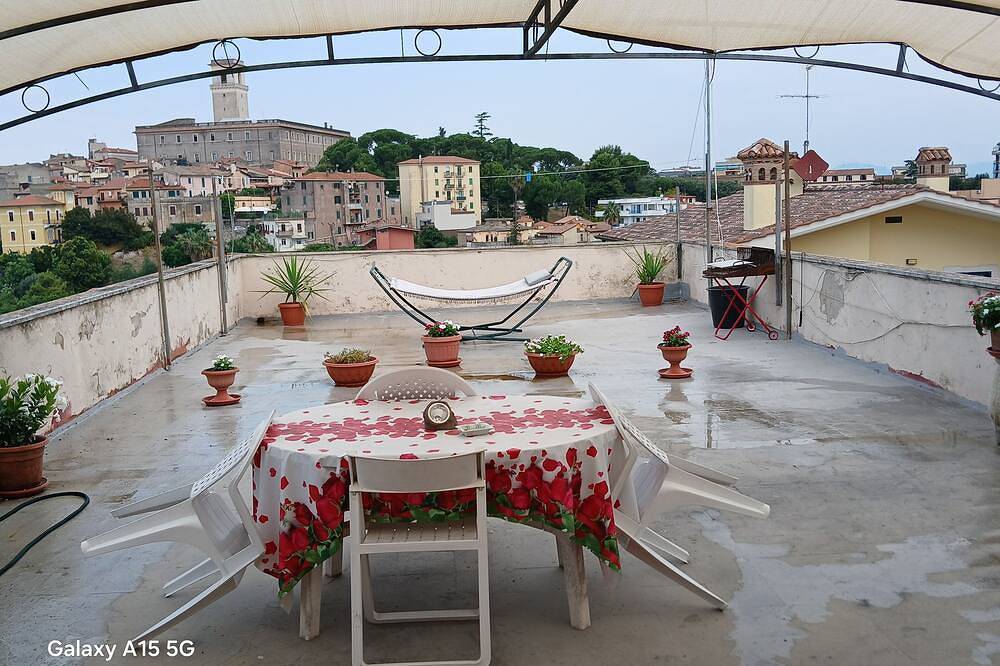 Apartamento entero, Panoramic terrace \"Fiorepelli\" in Monterotondo, Provincia de Roma
