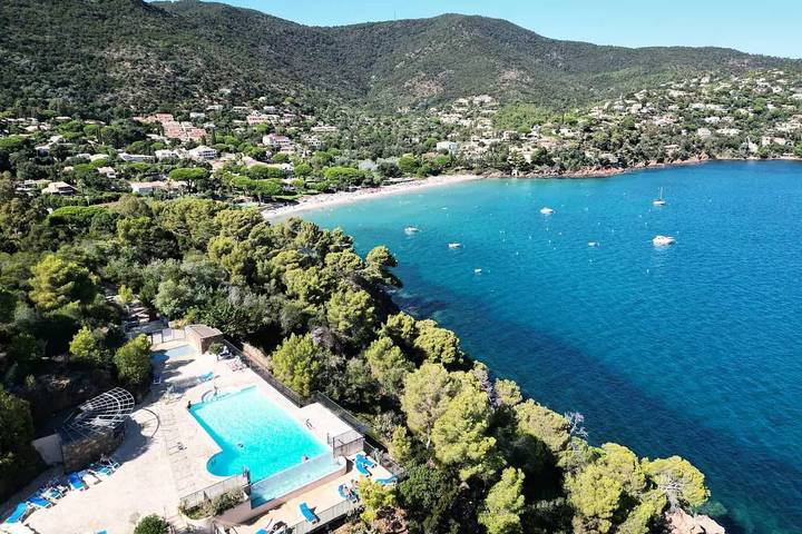 Gîte pour 5 personnes, avec Balcon et Terrasse ainsi que Jardin et Piscine dans Pramousquier