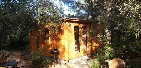 Gîte pour 2 personnes, avec terrasse ainsi que vue et piscine à Cornillon-Confoux