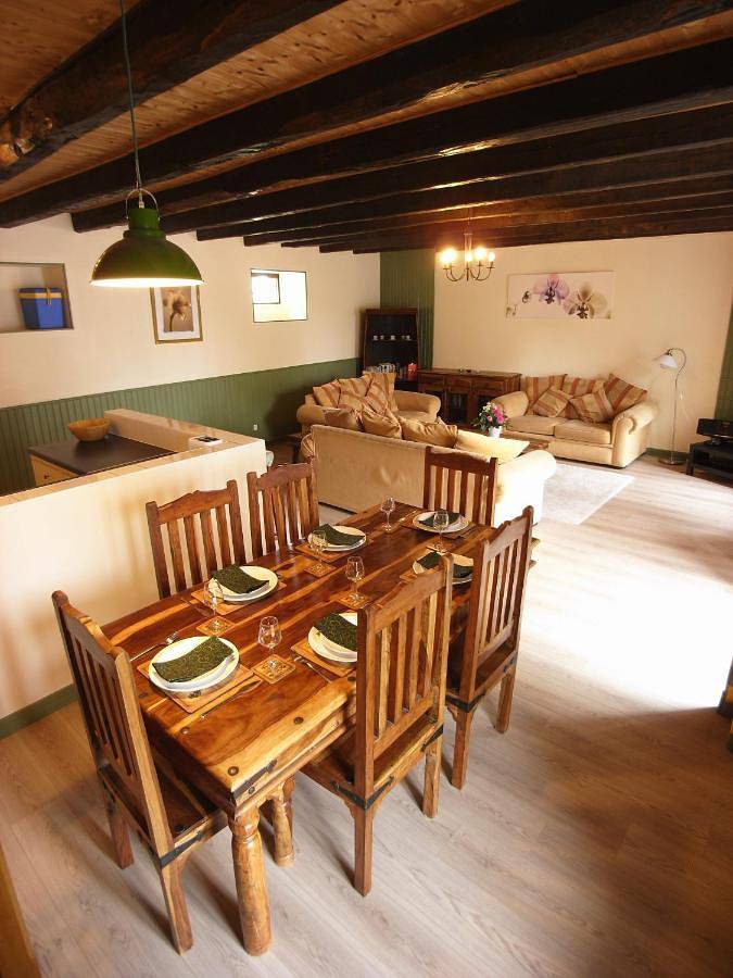 Location de vacances pour 6 personnes, avec jardin et piscine à Les Champs-Géraux