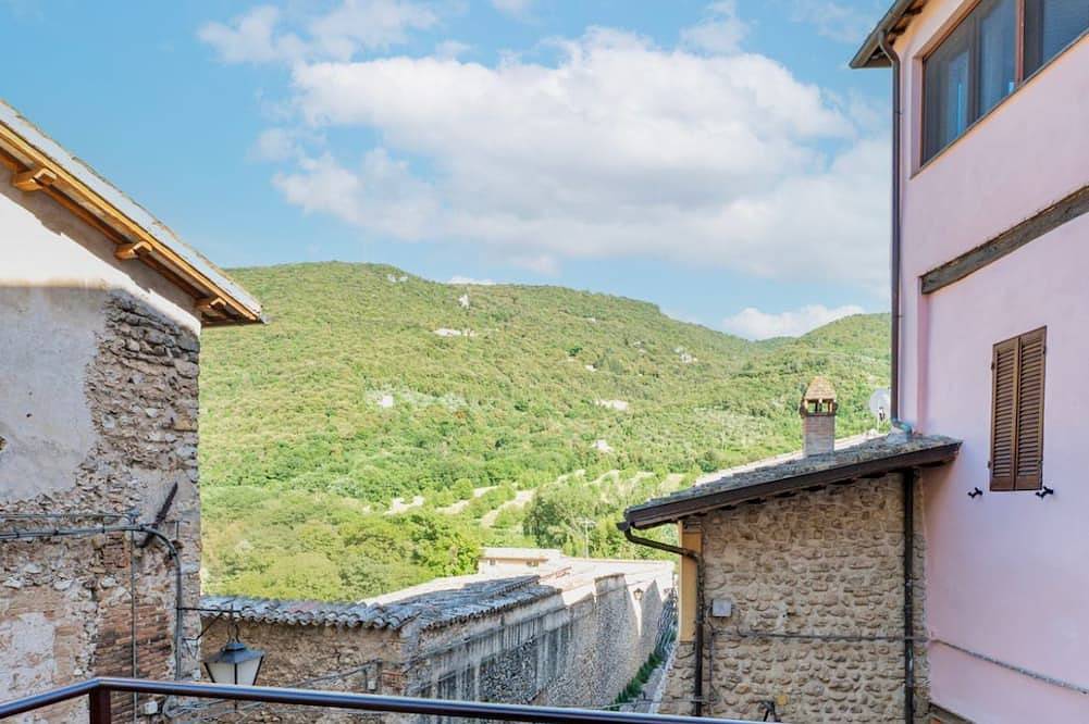 Ganze Wohnung, Guesthost - Spoleto Bright and Modern Apartment in Spoleto, Perugia Provinz