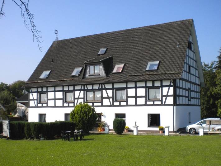 Ferienwohnung für 6 Personen, mit Balkon und Pool in Attendorn