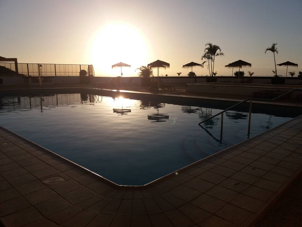 Entire apartment, Vacation Apartment '3 Bedrooms Heated Pool' with Sea View, Private Terrace and Wi-Fi in Adeje, South Tenerife