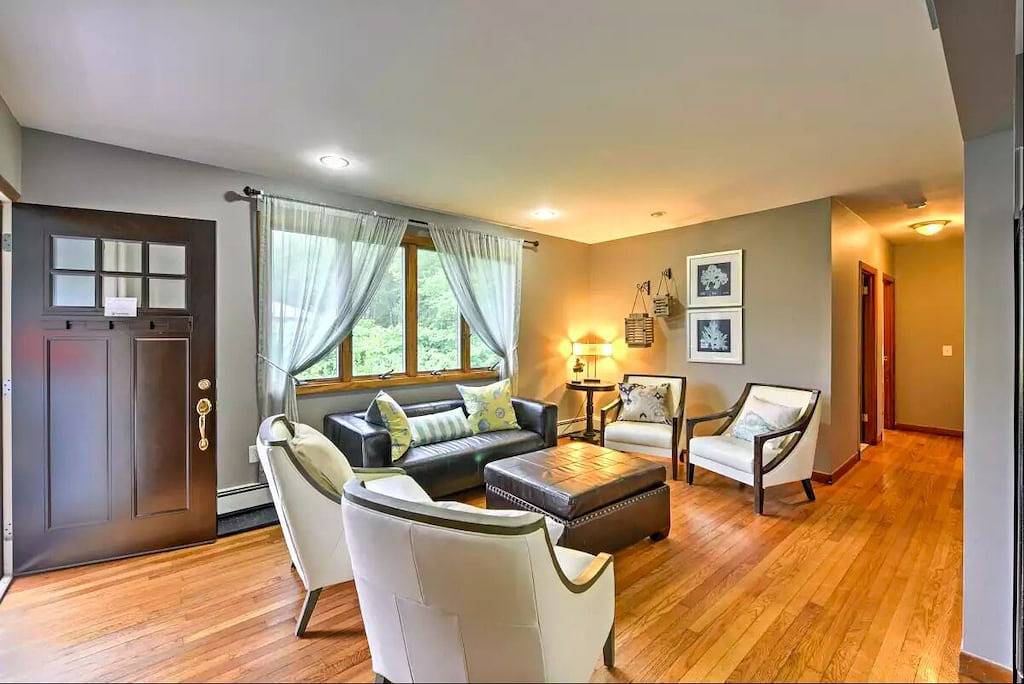 Fabulous vacation home with private deck- Great for Groups. Only blocks to Boone St + Crazy Burger! in Narragansett Pier, Narragansett