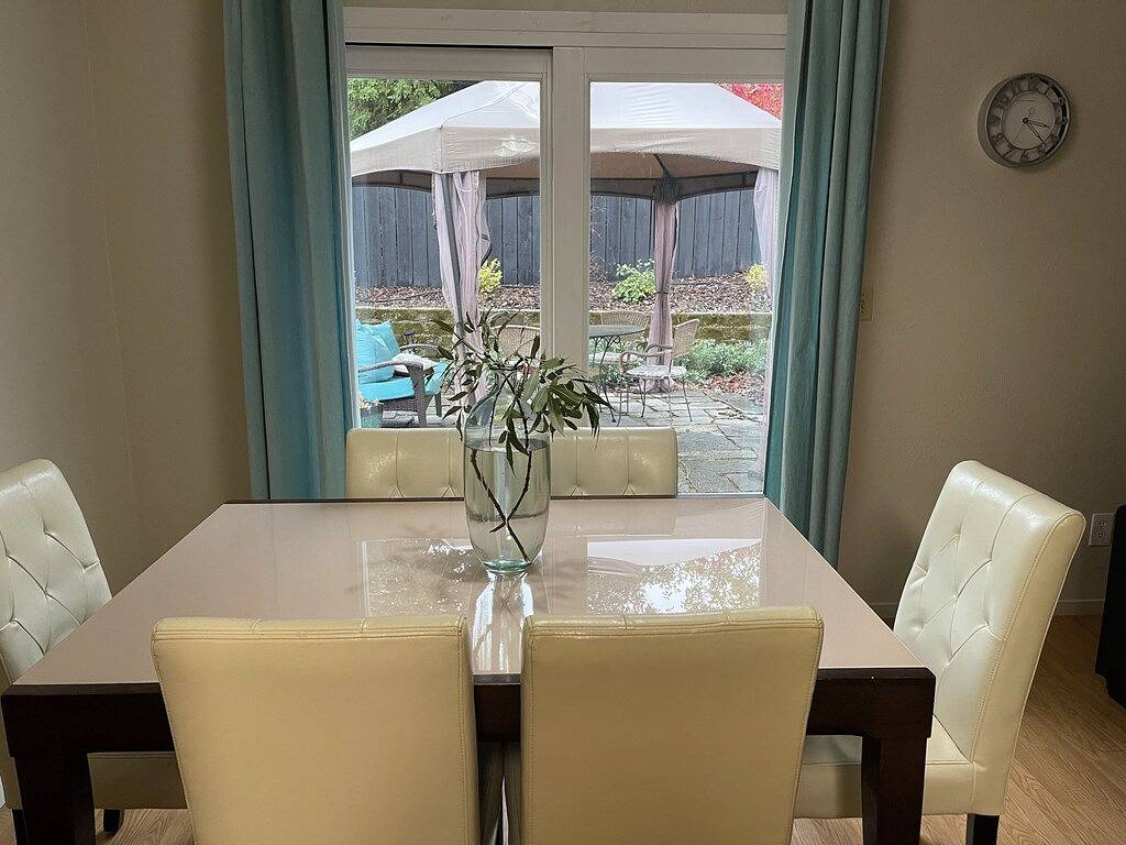 Pfefferbaumhaus. Zentrale Lage, schöne, ruhige Gegend, auf einem Hügel in Redding, Shasta County