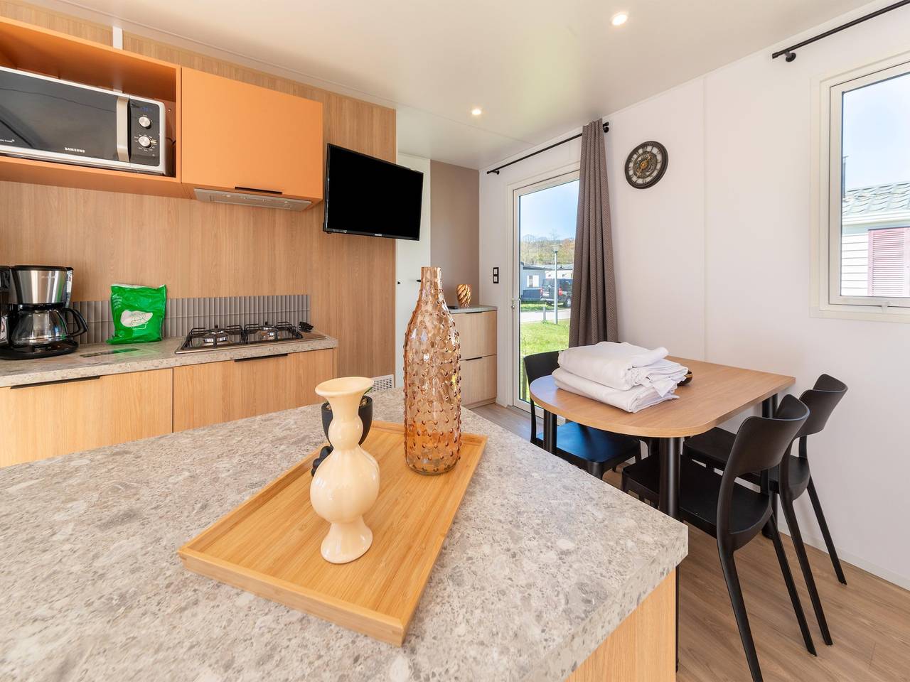 Luxe caravan in Érezée met terras in Amonines, Érezée