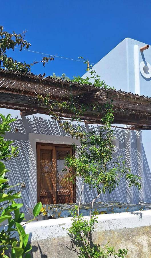 Location de vacances pour 2 personnes, avec vue ainsi que terrasse et jardin à Filicudi - 4