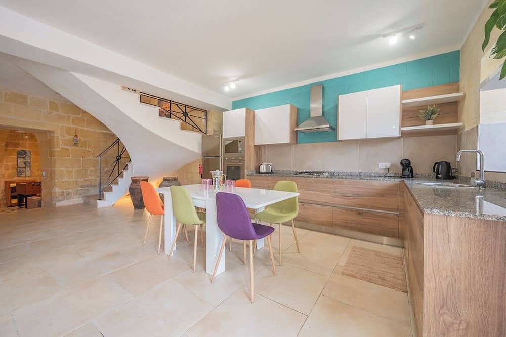 Ellie Boo - Farmhouse w/ Pool, Hot Tub, Games Room in Xewkija, Gozo