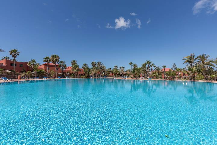 Entire apartment, Vacation Apartment 'Fuerteventura Apartments Herbania' with Mountain View, Shared Pool and Wi-Fi in Oasis Tamarindo, La Oliva