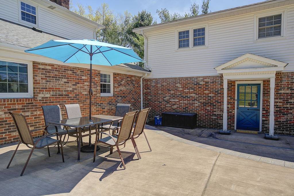 Im Herzen von Johnson City (weniger als 1,6 km von Etsu / Va entfernt) in Johnson City, Blue Ridge Mountains