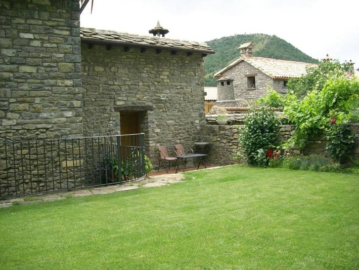Apartamento para 2 personas, con Terraza además de Jardín y Vistas en Boltaña