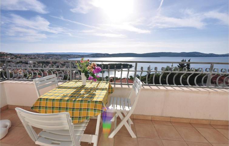 Apartamento vacacional entero, Acogedor apartamento con terraza, cocina y aparcamiento cerca de la playa de Uvala Bočići in Trogir, Čiovo