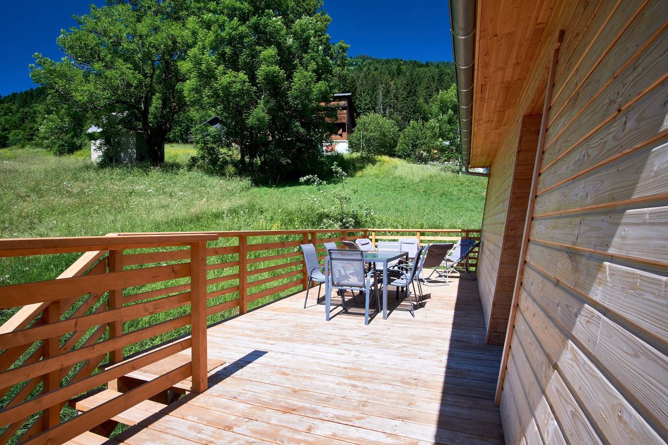 Appartement entier, Appartement "Le Lys Martagon" avec vue sur les montagnes, terrasse privée et Wi-Fi in Saint-Pierre-d'Entremont, Isère