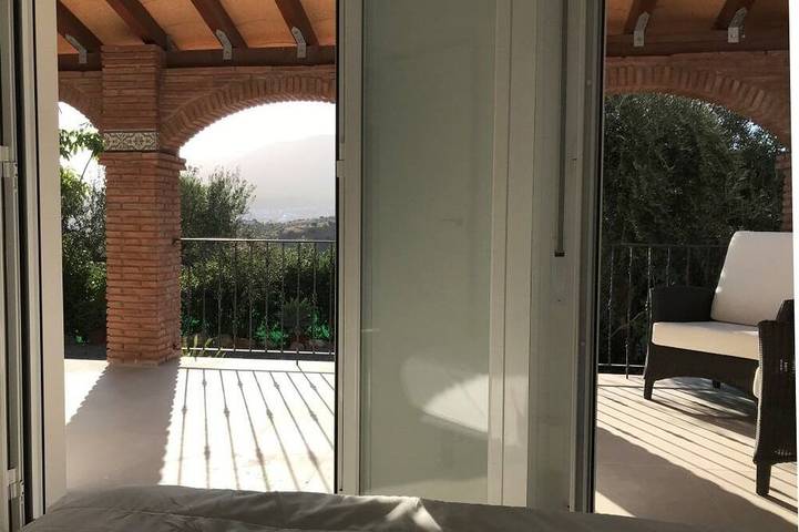 Ganze Wohnung, Stilvolle neue 2-Schlafzimmer-Wohnung (beide mit eigenem Bad) in privilegierter ländlicher Lage in Coín, Málaga Provinz