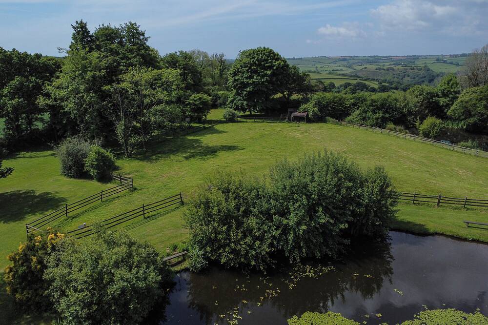 3 Stunning lakeside cottages with indoor pool/hot tub + outdoor hot tub, fishing in Cornwall