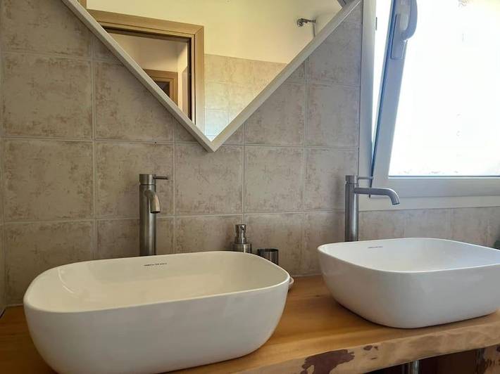 Gîte pour 4 personnes, avec balcon et vue à Loceri - 3