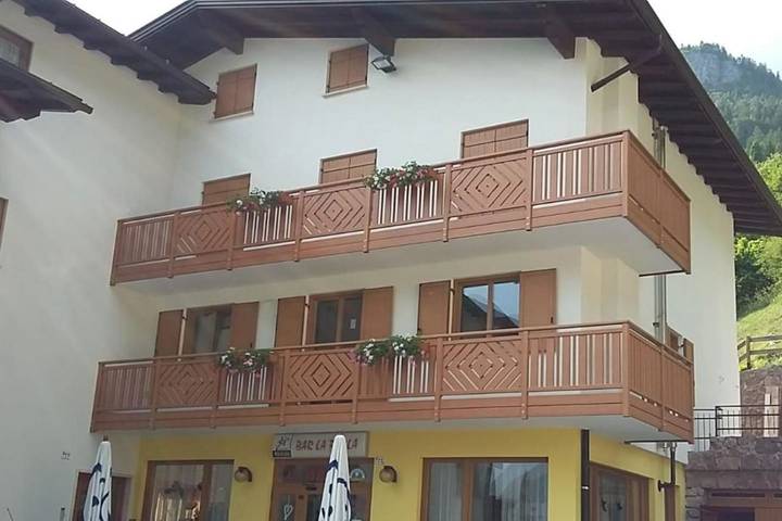 Baita per 4 persone, con giardino e panorama a Molveno