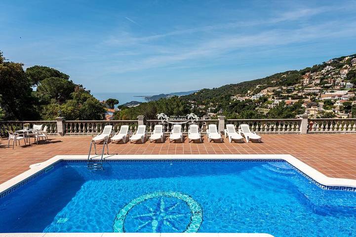 Villa für 18 Personen, mit Balkon und Whirlpool sowie Garten in Lloret de Mar