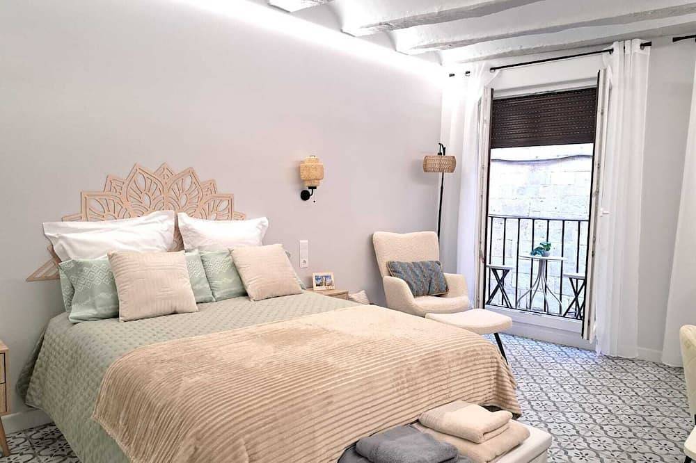 Entire apartment, Logroño Historical Center Apartment. The balcony of Caballerías. in Logroño, La Rioja Province