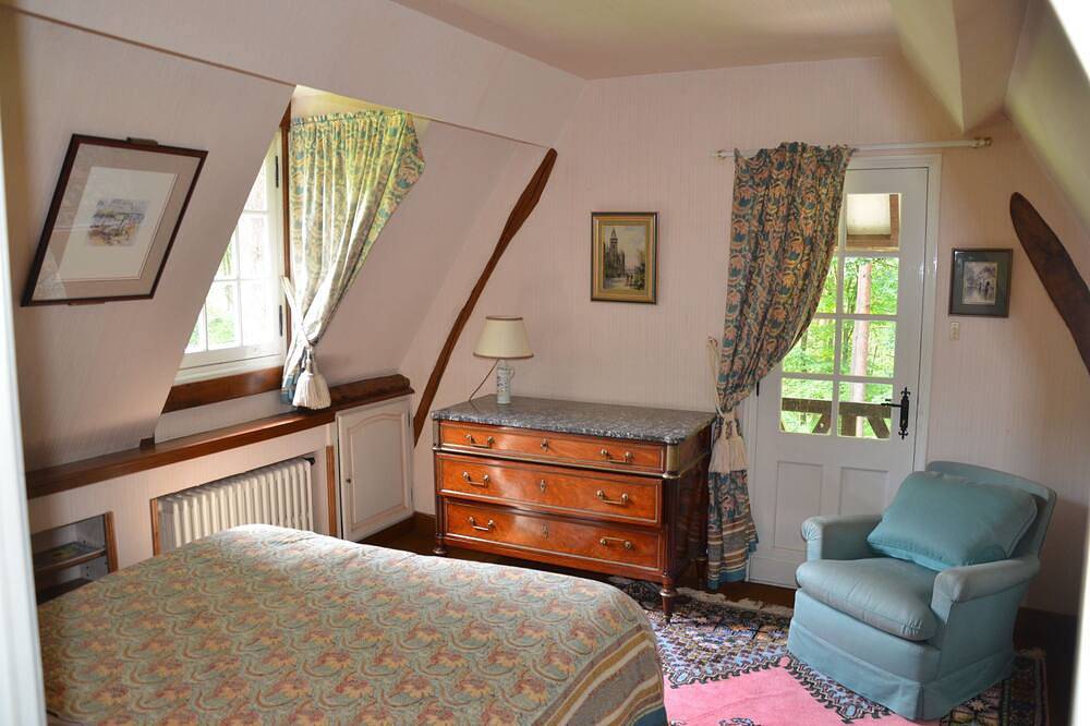 Confortable chalet Normandie avec une belle vue dans un 120 acres (53 ha) de forêt. in Condé-sur-Risle, Région de Bernay