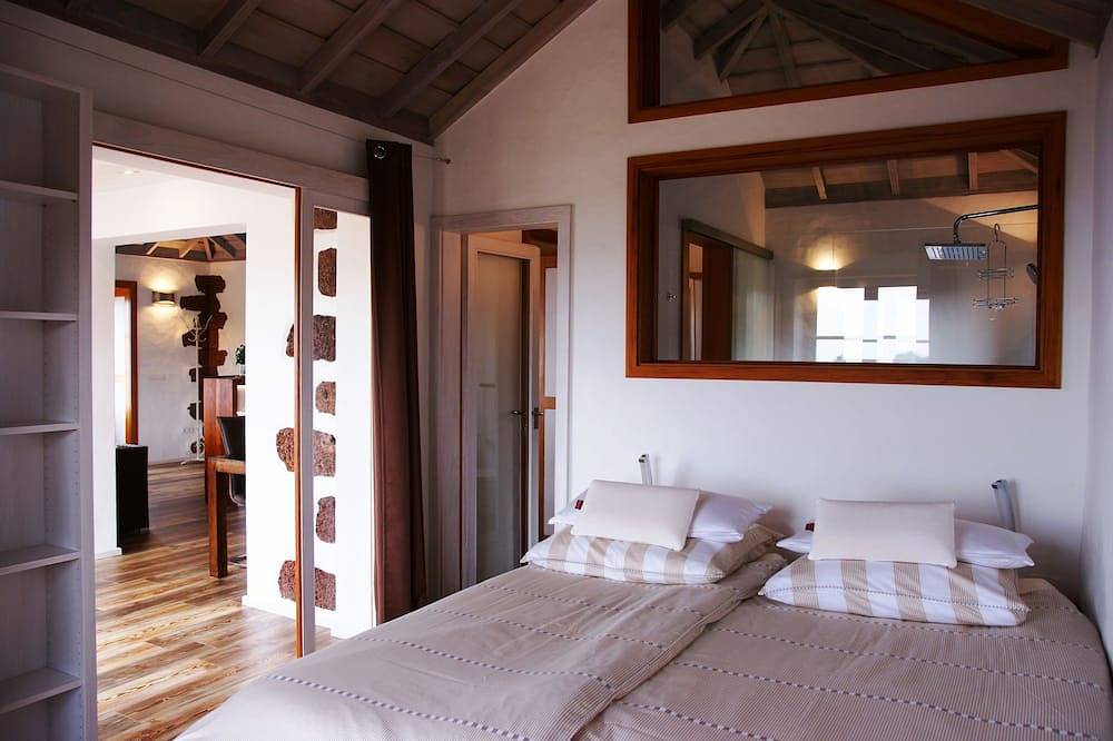 Romantic chill-out villa with infinity pool and panoramic sea views on the coast in Puntagorda, La Palma North
