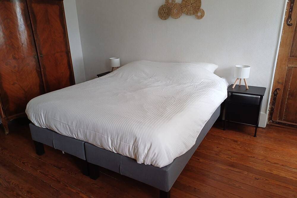 Private Family B&B Room \"Rose\" in Tournus, Région de Mâcon