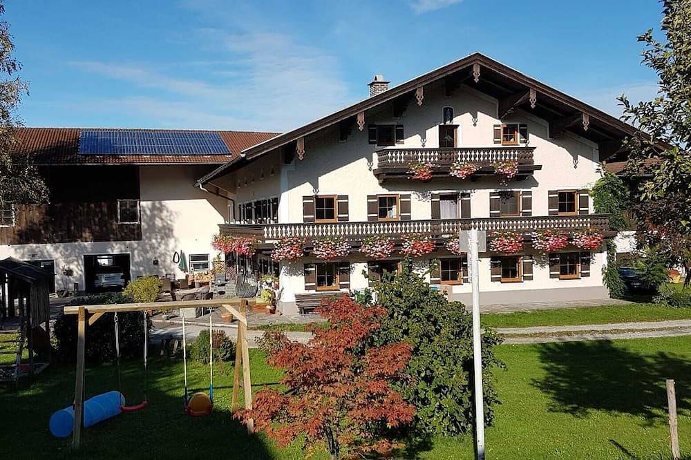 Ganze Wohnung, Ferienwohnung 2 im Dachgeschoss, 2 - 4 Pers.,  70 qm, mit 2 sep. Schlafzimmern in Grabenstätt, Chiemsee