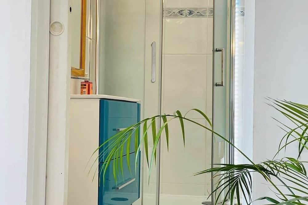 Appartement entier, Rez-de-chaussée de villa posée sur le sable à 10 m de la mer, sur la Côte d'Azur in Les Sablettes, Côte méditerranéenne (France)