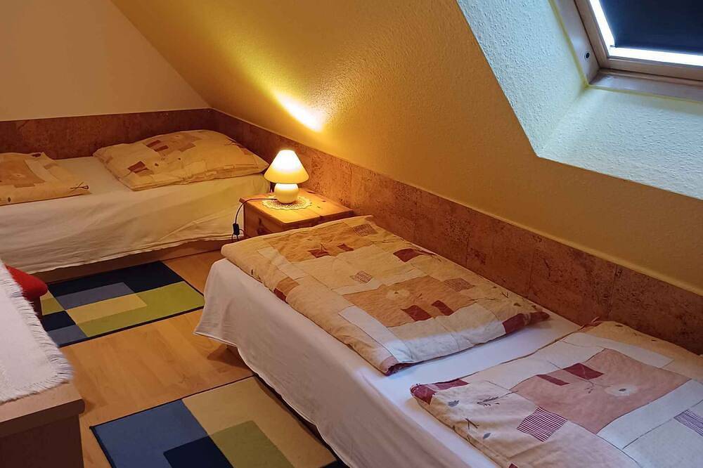 Ganze Wohnung, Ferienwohnung mit Gartennutzung und Grillmöglichkeit in Sehlen, Bergen auf Rügen und Umgebung