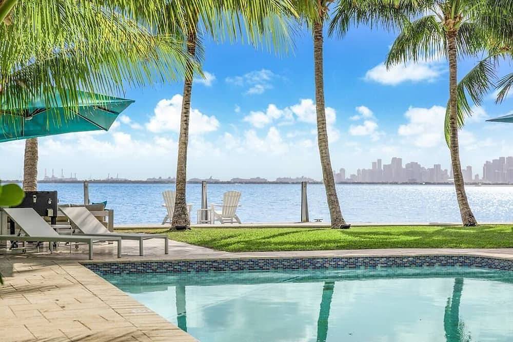 Bayfront Villa Heated Pool Amazing Views and Beach Access in North Bay Village, Florida