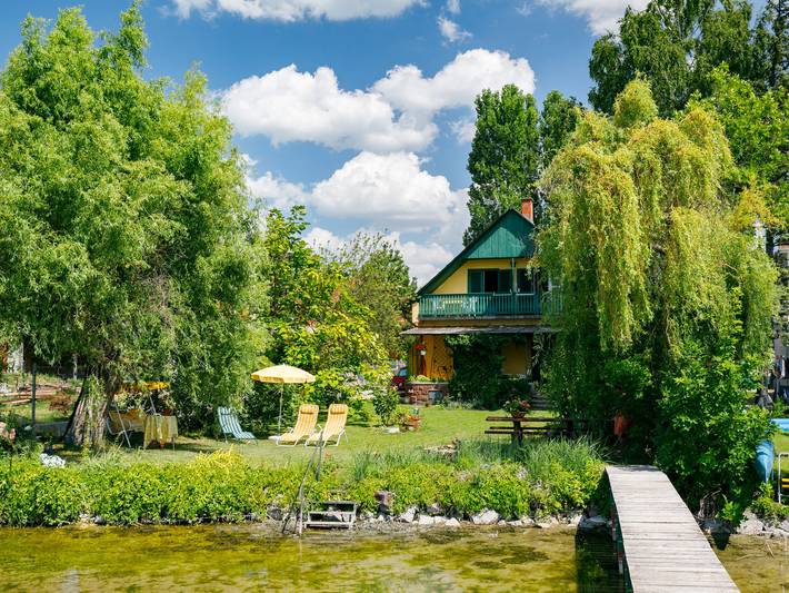Ferienwohnung für 4 Personen, mit Balkon und Terrasse sowie Garten und Seeblick in Ungarn