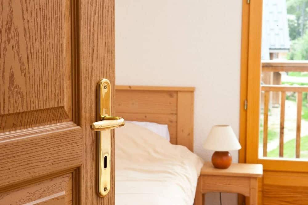 Entire apartment, Wifi, 300m from ski slopes, Ground floor, fitness, swimming pool, sauna, terrace, balcony, parking in La Féclaz, Les Déserts