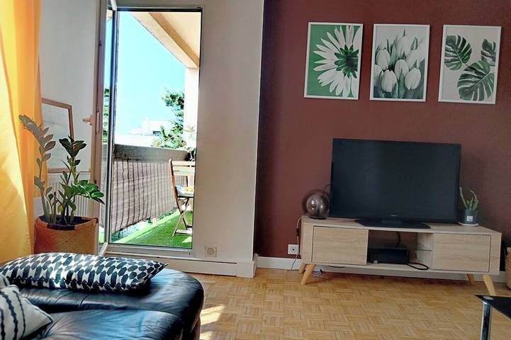 Location de vacances pour 8 personnes, avec terrasse et jardin à Bondy