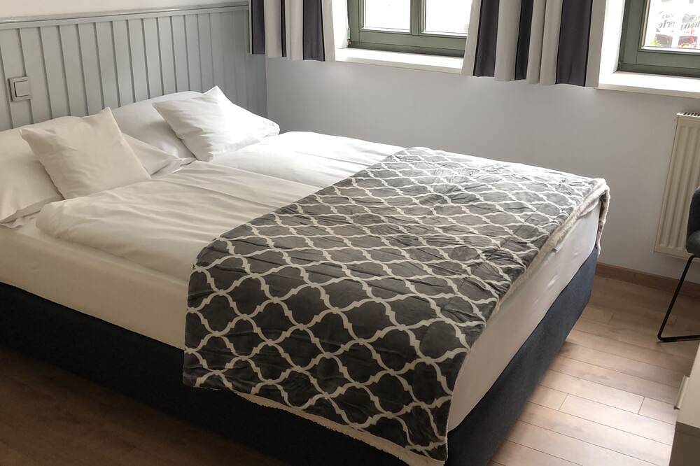 Ganze Wohnung, Einzelzimmer mit Boxspringbett in Bad Neustadt an der Saale, Rhön-Bayern