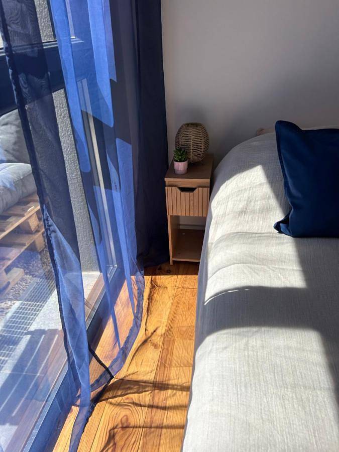 Gîte pour 2 personnes, avec terrasse ainsi que vue et piscine à Volx - 3