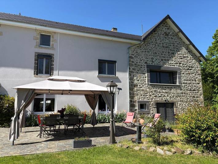 Cottage pour 2 personnes, avec vue ainsi que terrasse et jardin, adapté aux familles dans Tralaigues