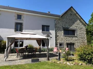 Chambre d’hôte pour 2 personnes, avec terrasse ainsi que jardin et vue, adapté aux familles dans Tralaigues