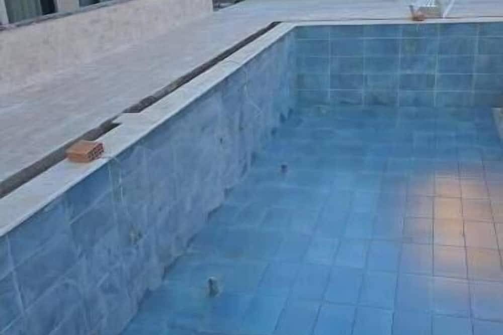 Hel lägenhet, Sunny Lara Retreat: Modern Apartment with Pool Near Beach & Airport in Antalya, Antalya eanangoddi