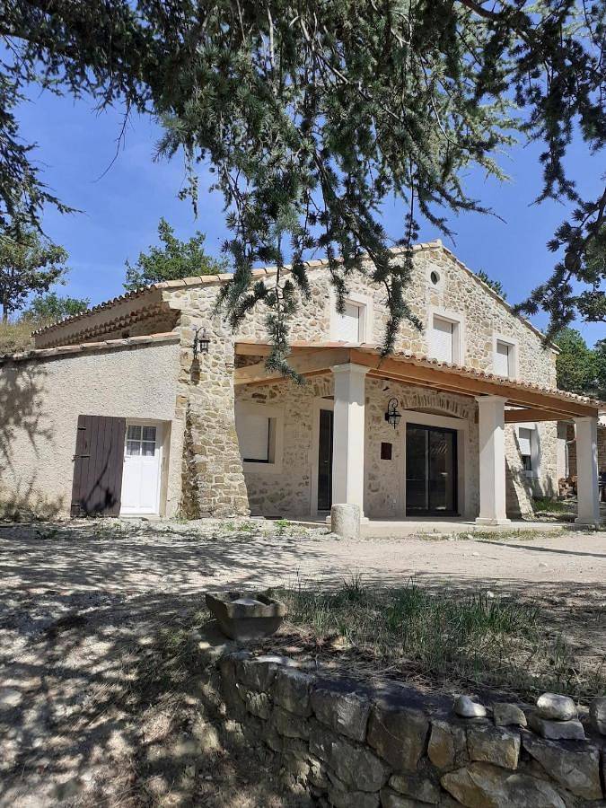 Location de vacances pour 6 personnes, avec jardin ainsi que vue et terrasse à Roche-Saint-Secret-Béconne