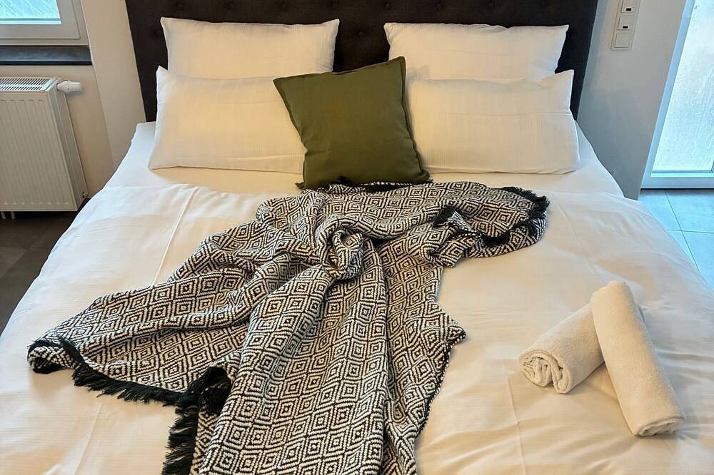 Geheel appartement, Apartment - ground floor apartment, 70 qm², new kitchen, terrace, parking lot, modern, up to 4 pers in Piesport, Bernkastel-Kues en Omgeving