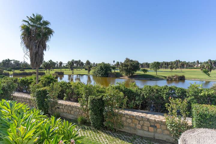 Apartamento entero, Apartamento 'Astrid Golf & Sea' con vistas al campo de golf, piscina infinity y cerca de la playa. in Playa Granada, Motril