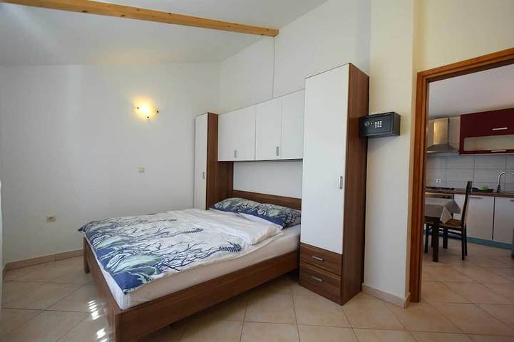 Ferienhaus Pere mit Terrasse in Malinska-Dubašnica, Krk