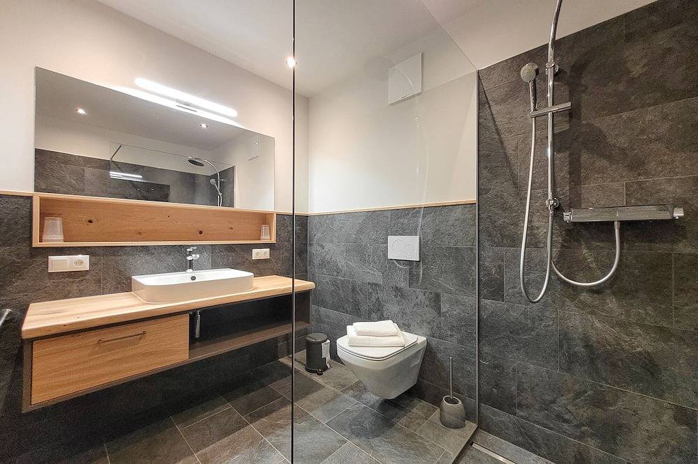 Ganze Wohnung, 50m² modern holiday apartment with balcony, free swimming lake, 100 m from the ski area in Lechtaler Alpen, Bichlbach