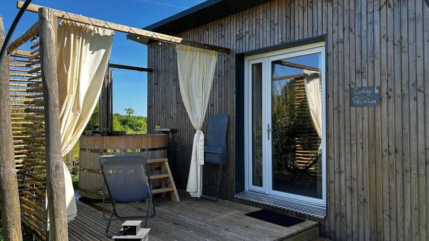 Gîte pour 2 personnes, avec Jacuzzi et Terrasse ainsi que Jardin et Sauna