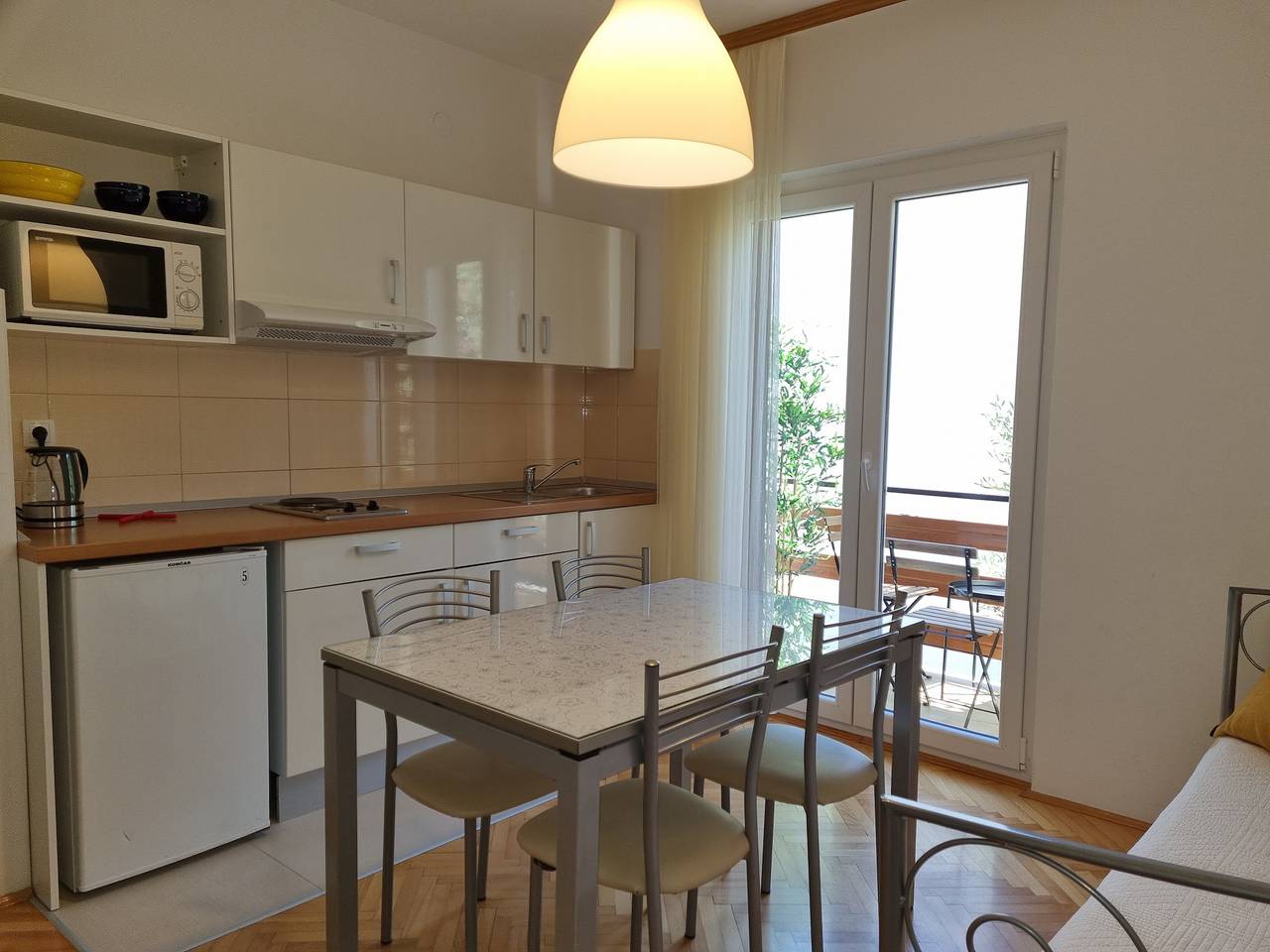 Ganze Wohnung, 1-Zimmer-Ferienwohnung mit Balkon und Meerblick Duce, Omis A-2821-c in Dugi Rat, Omis-Riviera