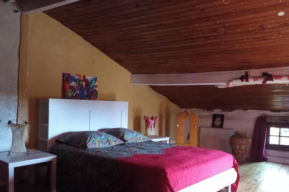 House 2 pers Volvic parc des Volcans, shady garden. Comfortable 70 m² . in Volvic, Parque Natural Regional Volcans d'Auvergne