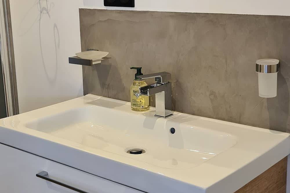 Entire apartment, Superbe T2 sur le Port de Carry Le Rouet in Carry-le-Rouet, Istres region