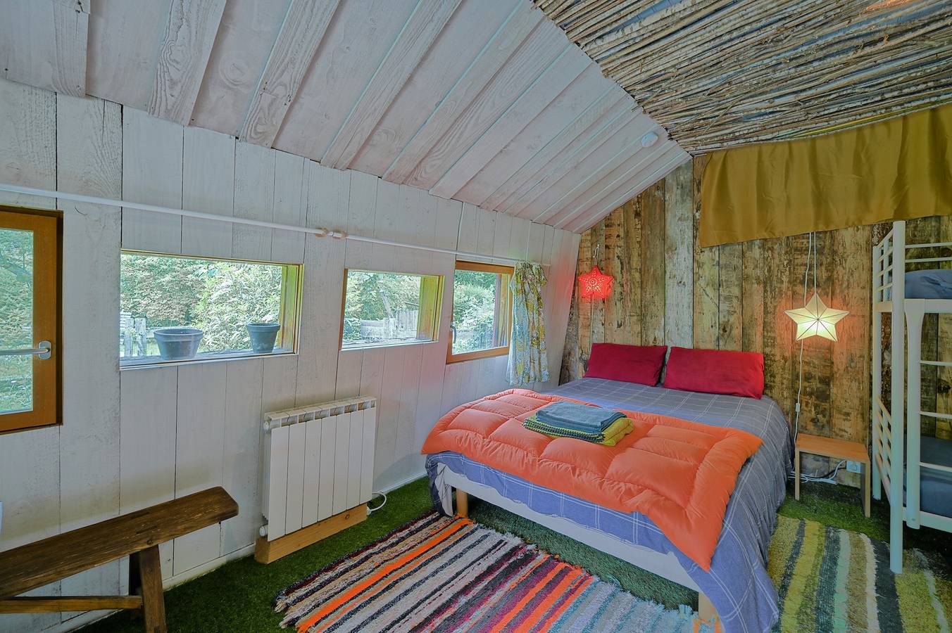 Cabine "Myrtille" avec vue sur la montagne, terrasse privée et jardin privé in Arrien-en-Bethmale, Parc naturel régional des Pyrénées ariégeoises