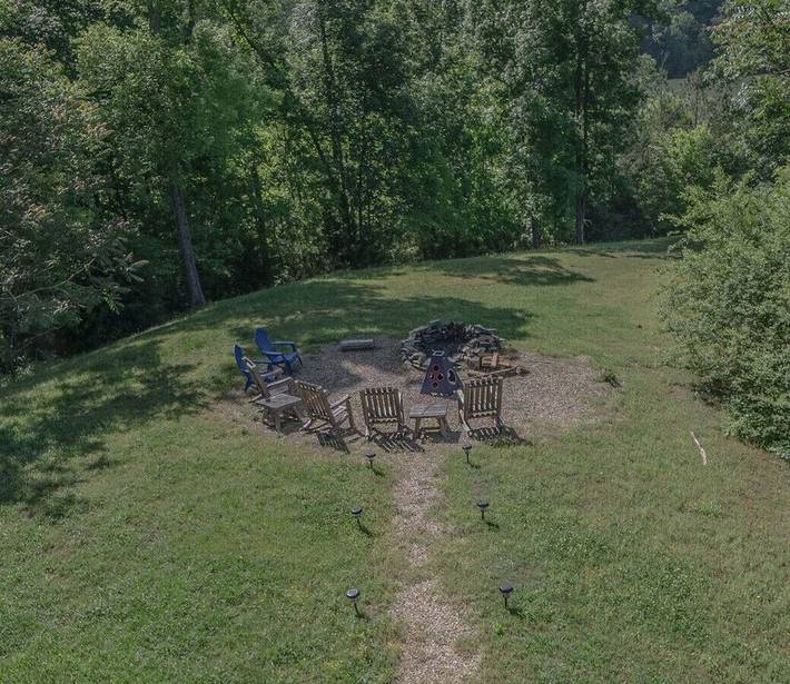 Log cabin for 8 people, with hot tub and balcony as well as yard in Douglas Lake