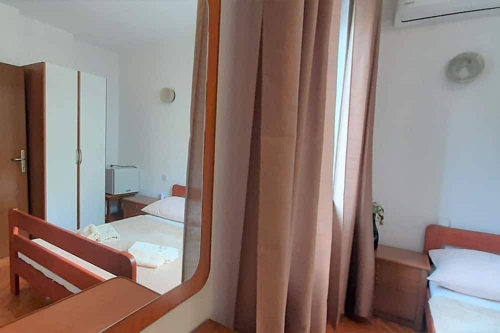 En-suite room Helena nr. 1 in town Krk with air conditioning, Wifi, parking in Krk Town, Krk